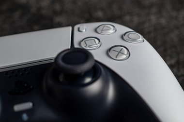 Jurmala, Letonya - 02.06.2025: Yakın plan Yeni Oyun Denetleyici Sony Playstation 5 Dualsense. Yeni Oyun Konsolu ve Denetleyici Deneyimler ve Yüksek Performans İçin Tasarlandı. Yüksek kalite fotoğraf