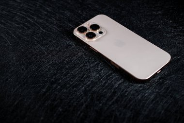 Jurmala, Letonya - 31.05.2025: Apple Iphone 16 Pro Desert Titanium. Cihaz modern estetiği vurgulayan sofistike bir Desert Titanium kaplamasına sahiptir. Yüksek kalite fotoğraf