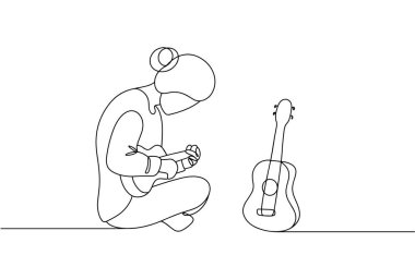 Bir kadın bacak bacak üstüne atmış ve ukulele çalıyor. Aynı mini gitar yakınlarda duruyor. Müzikal hobi. Dünya Ukulele Günü. Herhangi bir aşamada herhangi bir yapay zeka yazılımı kullanılmadan üretilen resimler. 
