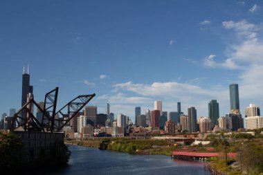 Chicago ufuk çizgisi ve Chicago nehri, güneyden manzara