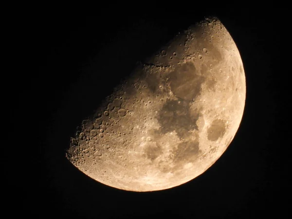 Pół Księżyca Zimowym Niebie Nocy Świecące Pół Księżyca Det — Zdjęcie stockowe