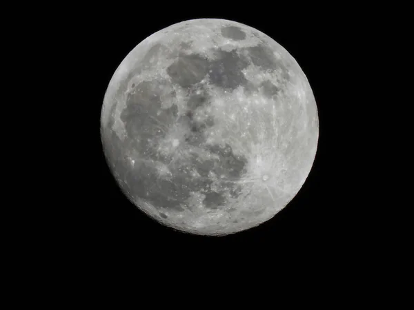 Повне Місячне Сяйво Вгору Темне Небо Білим Місячним Світлом Впритул — стокове фото