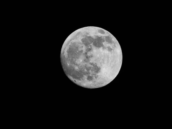 Úplněk Osvětluje Tmavou Oblohu Bílým Měsíčním Světlem Detailu — Stock fotografie