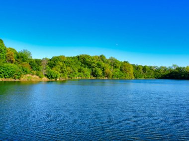 Eylül 'de Sonbahar Öncesi Göl
