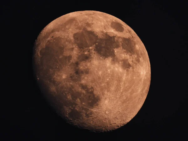 Αποτρίχωση Gibbous Φεγγάρι Στο Σκοτεινό Ουρανό Μια Καλοκαιρινή Νύχτα — Φωτογραφία Αρχείου
