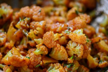 Hint baharatı ve Mirchi tozu eklenerek yapılan karnabahar sebzesi. Kullanılan seçici odak.