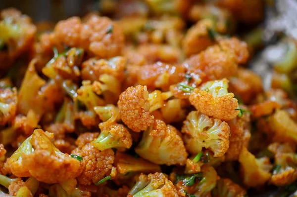 Hint baharatı ve Mirchi tozu eklenerek yapılan karnabahar sebzesi. Kullanılan seçici odak.