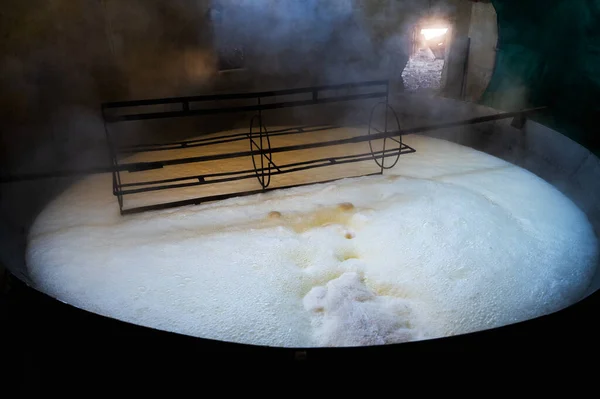 Şeker kamışı Jaggery, konsantrasyon sağlamak için şeker kamışı suyu kaynatma, büyük çatal bıçaklar ve büyük dairesel karıştırıcı ile üst katmanda köpürme..