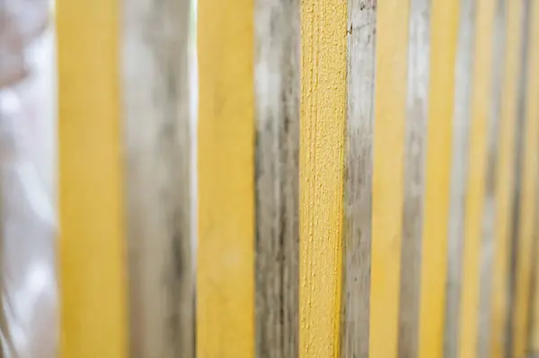 Tahta sopanın çeşitli yerleştirilmiş kalıbını kapat. Perspektif açılı kısmi pencere. Seçici odak.