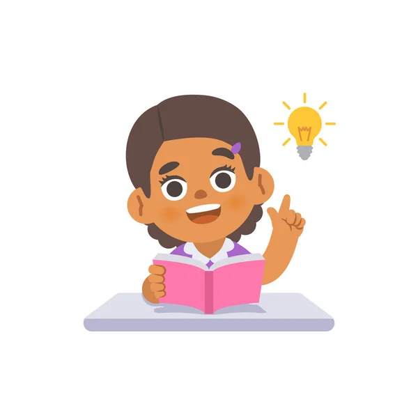 本と電球で机の上にアイデアを得る黒の女の子 白い背景にイラスト漫画のキャラクターベクトルデザイン 子供と教育の概念は — ストックベクタ
