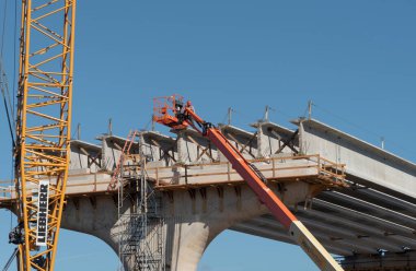 Deland, Florida, ABD. 2022 yılı. DeLand Florida yakınlarındaki St. Johns Nehri üzerinde yeni bir beton köprü inşa etmek için inşaat çalışmaları. 