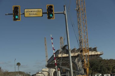 Deland, Florida, ABD. 2022 yılı. DeLand Florida yakınlarındaki St. Johns Nehri üzerinde yeni bir beton köprü inşa etmek için inşaat çalışmaları. 