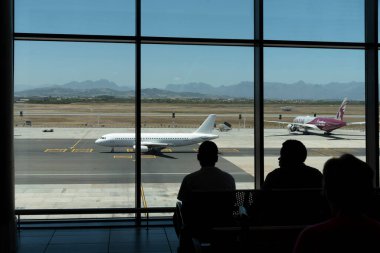 Cape Town Güney Afrika. Kamyon, Cape Town limanına 2023 Güney Kolları girişinden giren beyaz çuvallarla dolu..