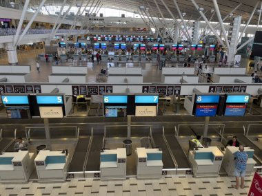 Cape Town, Güney Afrika. 2023. Havaalanı yolcusu, sakin bir süre boyunca terminalde kalkış için rapor verin..