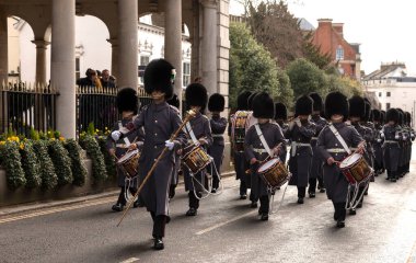 Windsor, Berkshire, İngiltere, İngiltere. 2023. Davul Kolordusu, 1. Tabur Galli Muhafızlar Windsor, İngiltere 'deki Kılavuz Salonu' nun yanından geçiyor..