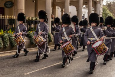 Windsor, Berkshire, İngiltere, İngiltere. 2023. Davul Kolordusu, 1. Tabur Galli Muhafızlar Windsor, İngiltere 'deki Kılavuz Salonu' nun yanından geçiyor..