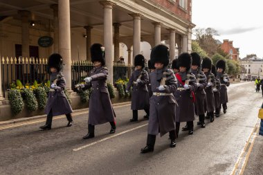 Windsor, Berkshire, İngiltere, İngiltere. 2023. 1. Tabur 'un askerleri Galli Muhafızlar Guildhall' u geçip kaleye doğru yürüyorlar. 