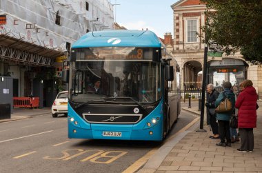 Windsor, Berkshire, İngiltere, İngiltere. 2023. Londra havaalanına giden tek bir güverte otobüsüne binmeyi bekleyen yolcular..