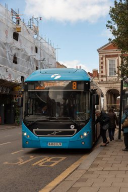 Windsor, Berkshire, İngiltere, İngiltere. 2023. Yolcular şehir merkezinden Londra havaalanına giden tek bir güverte otobüsüne biniyor..