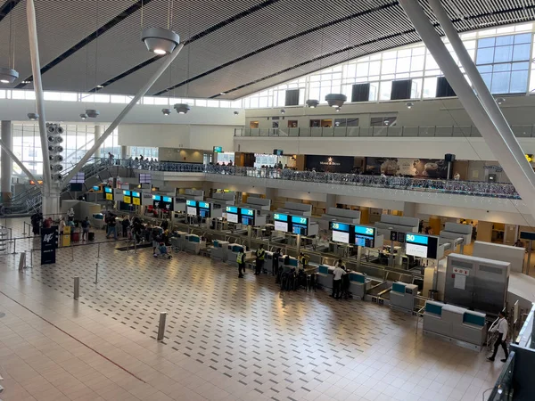 南アフリカのケープタウン 2023年 静かな時間の間にターミナルでの出発のための空港旅客チェックイン — ストック写真