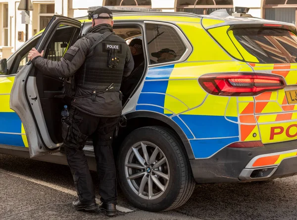 Windsor Berkshire England 2023 Armed Police Officer Getting Patrol Car — Stock Photo, Image