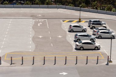 Cape Town, Güney Afrika 2023. İşaretli boşlukları ve yön okları olan çatıdaki otopark.