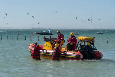 Langebaan Gölü, Batı Yakası, Güney Afrika. 2023. İkizler Denizi 'nin yeniden dava arabası mürettebatı göl kıyısındaki bir olay yerinden ayrılmaya hazırlanıyor..