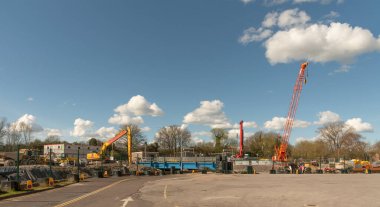 Salisbury, Wiltshire, İngiltere, İngiltere. 2023. River Park 'taki River Avon, inşaat alanında. Planımız, şehirdeki sel riskini azaltmak.. 