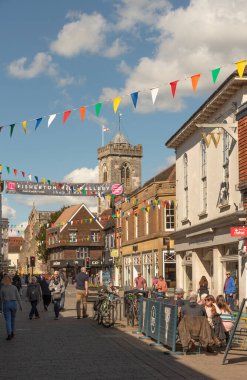 Salisbury, Wiltshire, İngiltere, İngiltere. 2023. Salisbury şehir merkezi ve St. Thomas kilisesi.