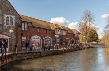 Salisbury, Wiltshire, İngiltere, İngiltere. 2023. Riverside Yolu boyunca yürüyen insanlar Avon Nehri boyunca Salisbury, İngiltere şehir merkezinden geçiyor.
