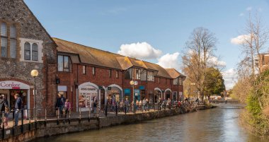 Salisbury, Wiltshire, İngiltere, İngiltere. 2023. Riverside Yolu boyunca yürüyen insanlar Avon Nehri boyunca Salisbury, İngiltere şehir merkezinden geçiyor.