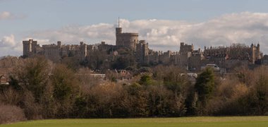 Windsor, Berkshire, Enfland, İngiltere. 2023. Windsor Kalesi 'nin panoramik manzarası, Yuvarlak Kule ve kuzeydeki şapel..