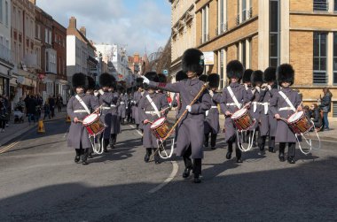Windsor, Berkshire, İngiltere, İngiltere. 2023. Nöbetçi değişimi sonrasında Windsor şehir merkezindeki kışlaya geri dönen muhafızlar..