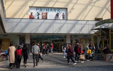 Basingsstoke, Hampshire, İngiltere. 2023. Basingstoke şehir merkezindeki ana alışveriş merkezinden alışveriş yapanlar.,