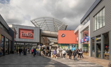 Basingsstoke, Hampshire, İngiltere. 2023. Basingstoke şehir merkezindeki ana alışveriş merkezinden alışveriş yapanlar.,