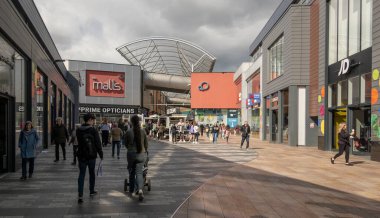 Basingsstoke, Hampshire, İngiltere. 2023. Basingstoke şehir merkezindeki ana alışveriş merkezinden alışveriş yapanlar.,