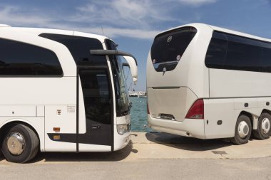 Siteia, Girit, Yunanistan, AB. 2023. Siteia limanına park etmiş tatil otobüslerinin önünde ve arkasında doğu Girit tatil beldesi var..