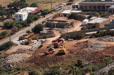 Elounda, Girit, Yunanistan, AB yakınlarındaki Plaka. 2023. Dağ yamacında küçük sahil kasabası Plaka 'ya yakın bir yerleşim yeri, inşaatçıların mekanik konumu.