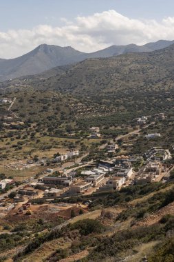 Elounda, Girit, Yunanistan, AB yakınlarındaki Plaka. 2023. Dağ yamacında küçük sahil kasabası Plaka 'ya yakın bir yerleşim yeri.