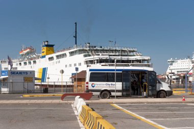 Heraklion, Girit, Yunanistan, AB. 2023. Limanda feribotları olan bir Heraklion otobüsü yolcuları bekliyor..
