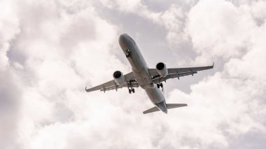 Herkalion, Girit, Yunanistan, AB. 2023. İniş için yolcu jeti iniş için iniş pistine yanaşıyor..