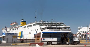 Heraklion, Girit, Yunanistan, AB. 2023. Limanda feribotları olan bir Heraklion otobüsü yolcuları bekliyor..