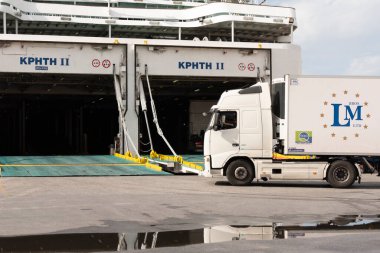 Heraklion Limanı, Girit, Yunanistan, AB. 2023. Girit, Heraklion limanındaki bir Yunan feribotuna yüklenen bir kamyon ve karavan..