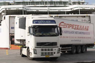 Heraklion Limanı, Girit, Yunanistan, AB. 2023. Girit, Heraklion limanındaki bir Yunan feribotuna yüklenen bir kamyon ve karavan..