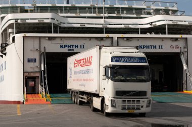 Heraklion Limanı, Girit, Yunanistan, AB. 2023. Girit, Heraklion limanındaki bir Yunan feribotuna yüklenen bir kamyon ve karavan..