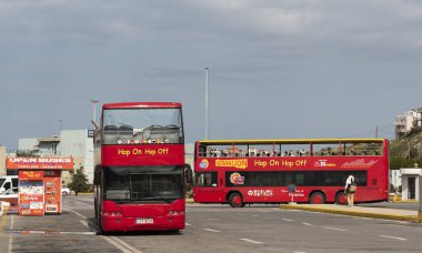 Heraklion Limanı, Girit, Yunanistan, AB. 2023. Turistlerin şehri turlamak için kullandığı iki açık kırmızı otobüs..