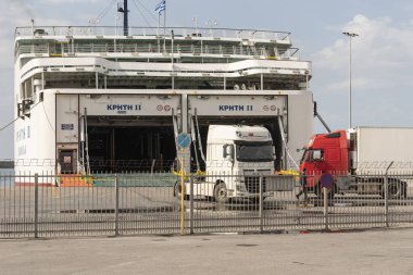 Heraklion Limanı, Girit, Yunanistan, AB. 2023. Girit, Heraklion limanına bir Yunan ada feribotu yükleyip boşaltan kamyonlar,