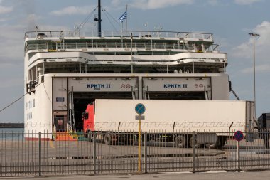 Heraklion Limanı, Girit, Yunanistan, AB. 2023. Girit, Heraklion limanına bir Yunan ada feribotu yükleyip boşaltan kamyonlar,