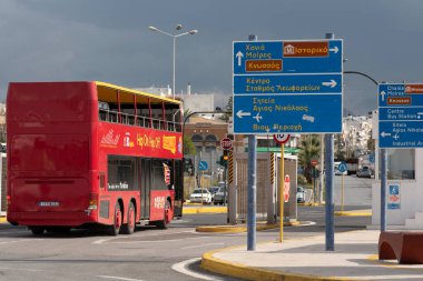 Heraklion Limanı, Girit, Yunanistan, AB. 2023. Girit 'in Heraklion şehrinin etrafındaki yol işaretlerinden geçen kırmızı doble turist otobüsü..