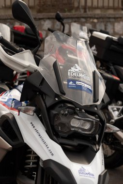 Heraklion, Girit, Yunanistan, AB. 2023. Sade. Ve beyaz motosiklet ön tarafta, kiralık bir motosiklet işinde..